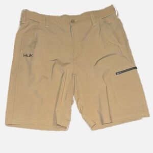 Huk Next Level 10.5" Inseam Men's Size XL Khaki Vented Stretch Fishing Shorts